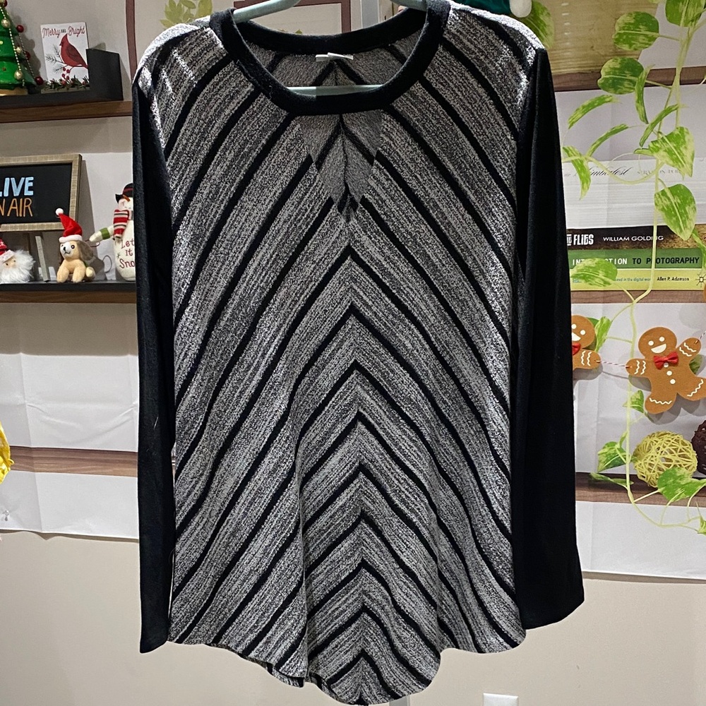 Avenue Black and Gray Chevron Long Sleeve Top. 18/20. Ptp is 25.